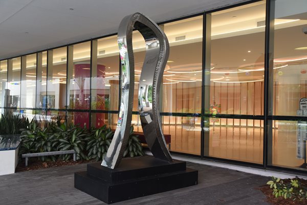 ighly polished mirror stainless steel sculpture.