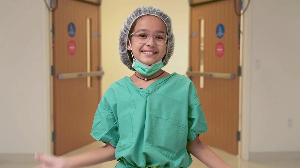 paciente recuperada Maja, en ropa quirúrgica mientras recorre el hospital.